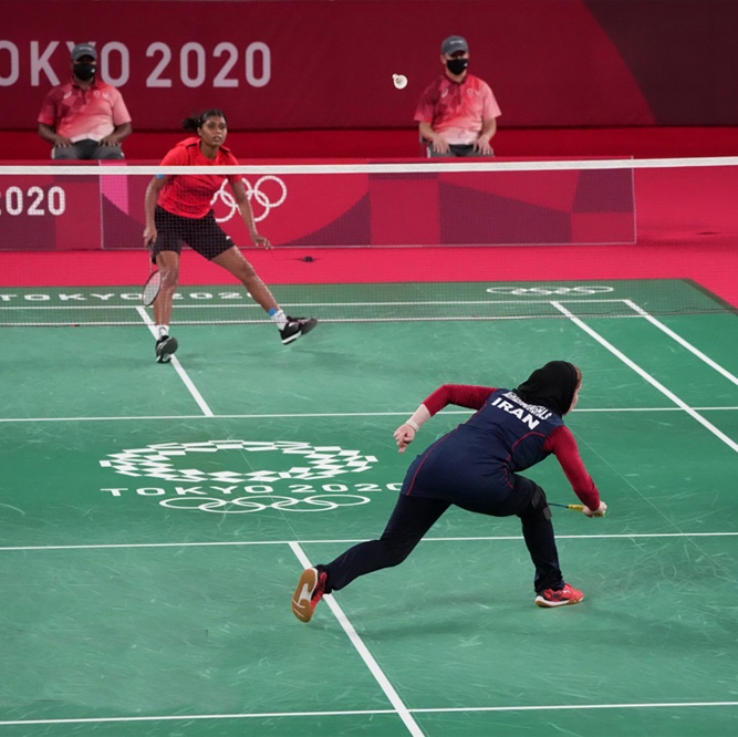 2 women playing badminton at the 2020 Tokyo Olympics.